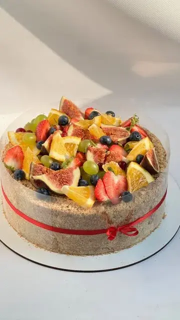 Наполеон з фруктами та ягодами